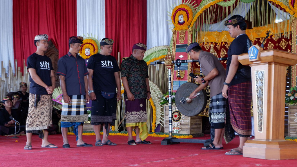 Menghadiri Hari Ulang Tahun Sekaa  Teruna Putra Tunggal ke-42 Banjar Belulang, Kelurahan Kapal, Kecamatan Mengwi,